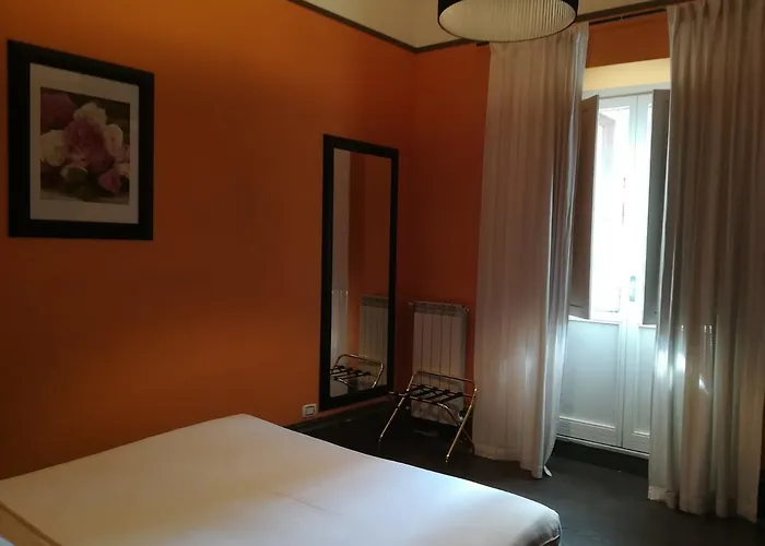 לינה וארוחת בוקר Degli Antiquari 4*